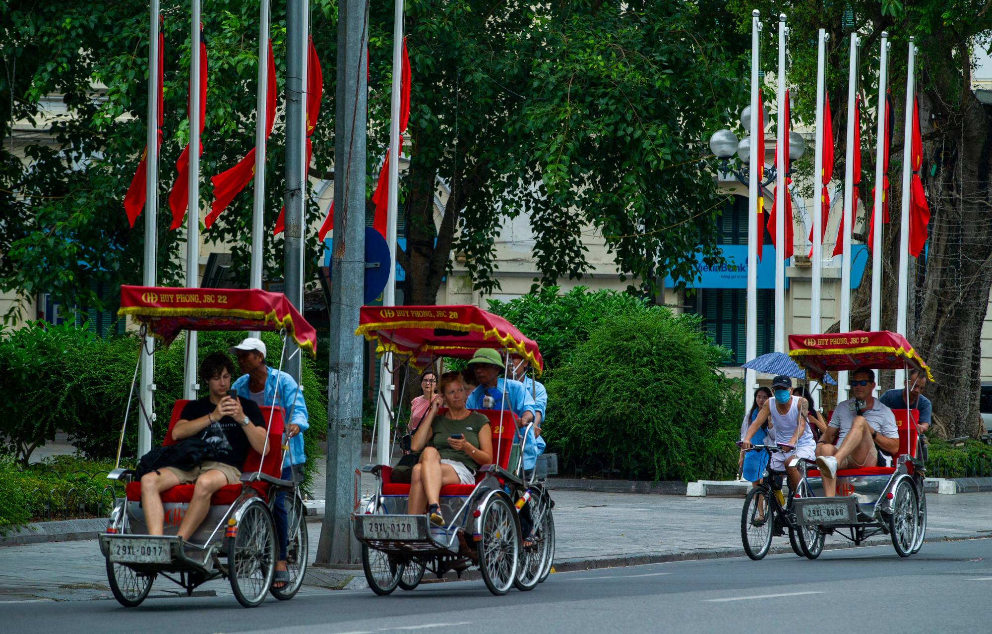 Du khách quốc tế ở Hà Nội trong những ngày lễ Quốc tang chuẩn bị diễn ra. Ảnh: An Thành Đạt 16.jpg