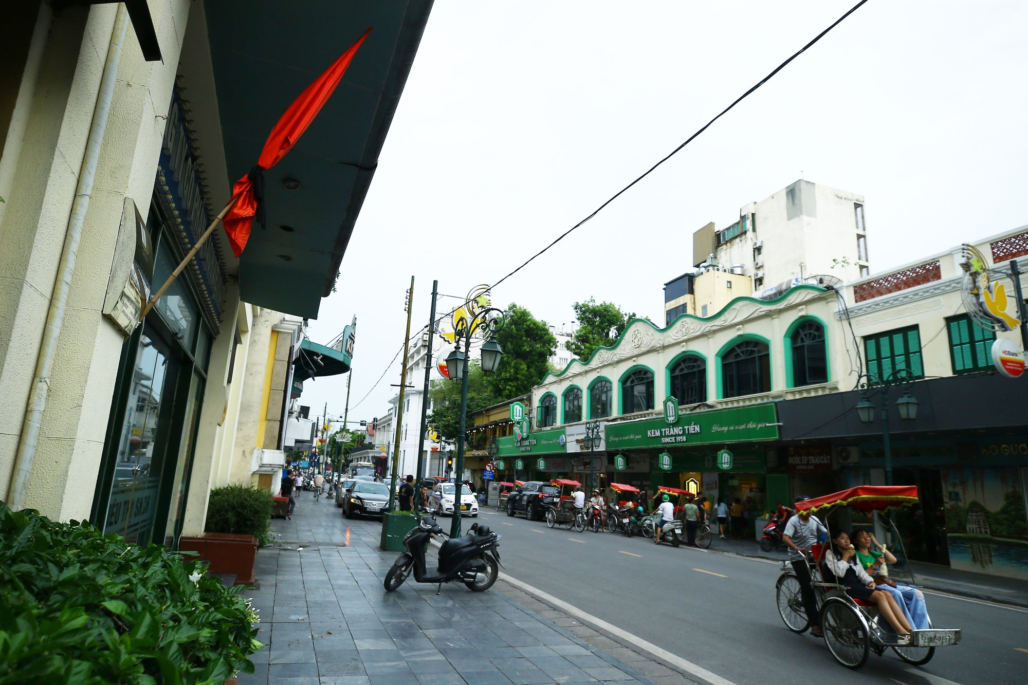 Cờ rủ trên phố Tràng Tiền chiều ngày 22/7. Ảnh: An Thành Đạt 21.jpg