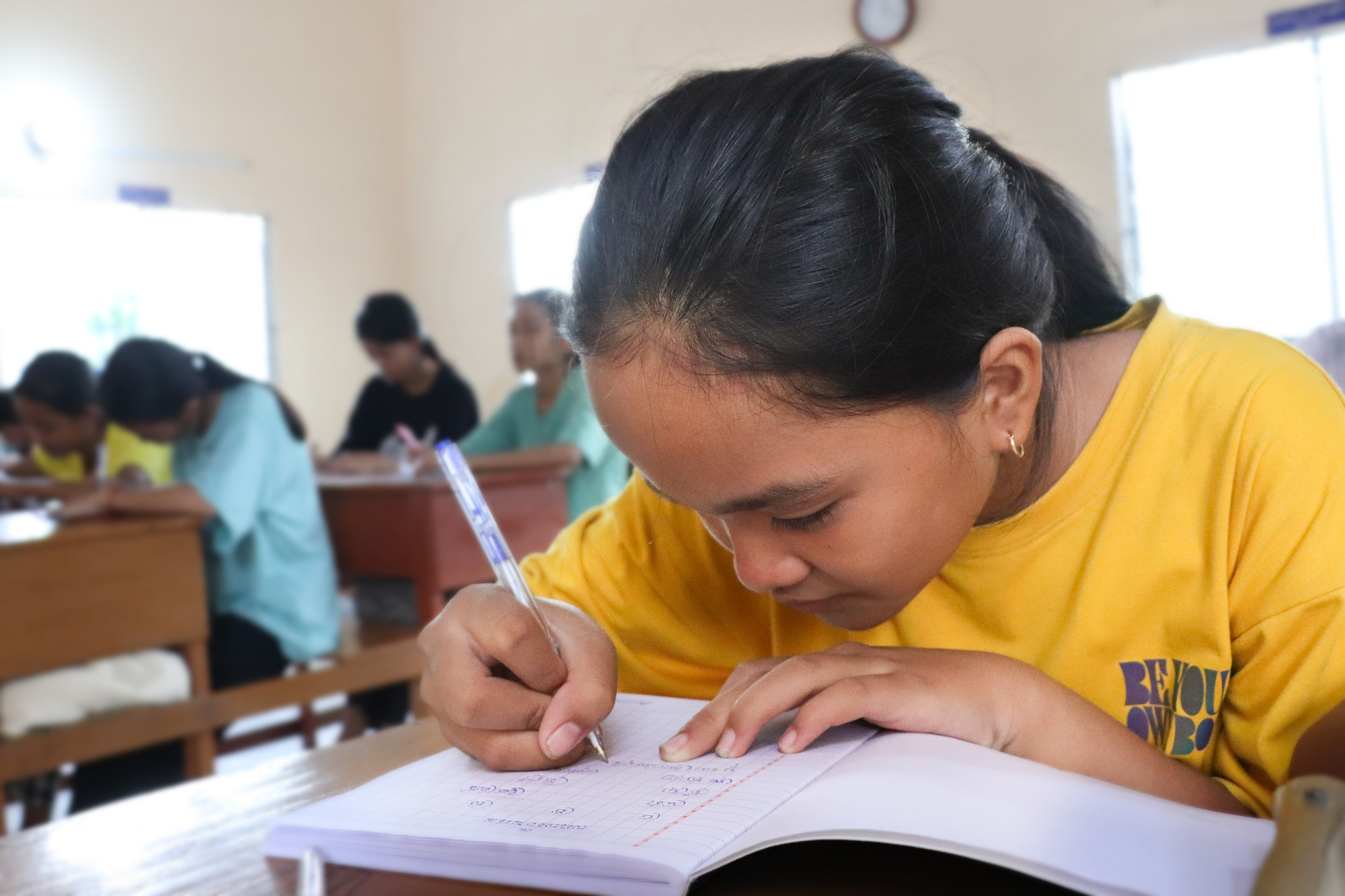 Các em học sinh luyện viết từng nét chữ cơ bản trong giờ học tại điểm học chùa Sóc Vồ khóm 3, phường 7, Sóc Trăng 04-SH.JPG