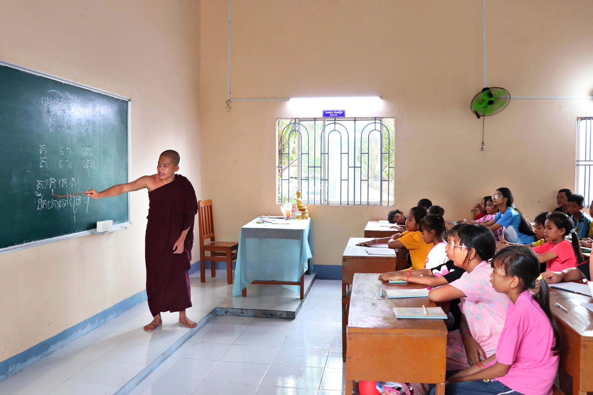 Giờ học trên lớp của các em học chữ Khmer 08-SH.JPG