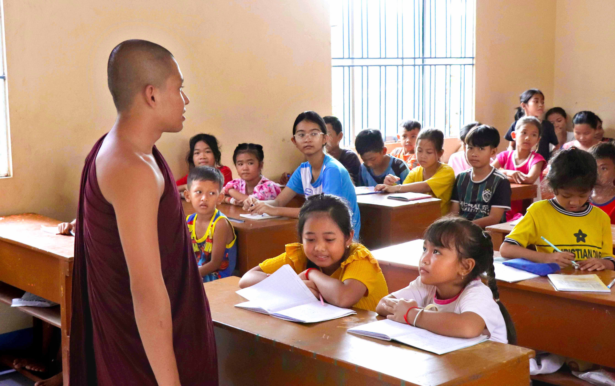 Hàng năm, cứ mỗi dịp hè về các lại được học chữ và tiếng nói mẹ đẻ của mình với tinh thần học nghiêm túc trong 2 tháng hè, các em có thể nhận biết mặt chữ và các đọc kỹ năng viết sẽ được bổ túc liên tục vào kỳ nghỉ tiếp theo. 09-SH.JPG