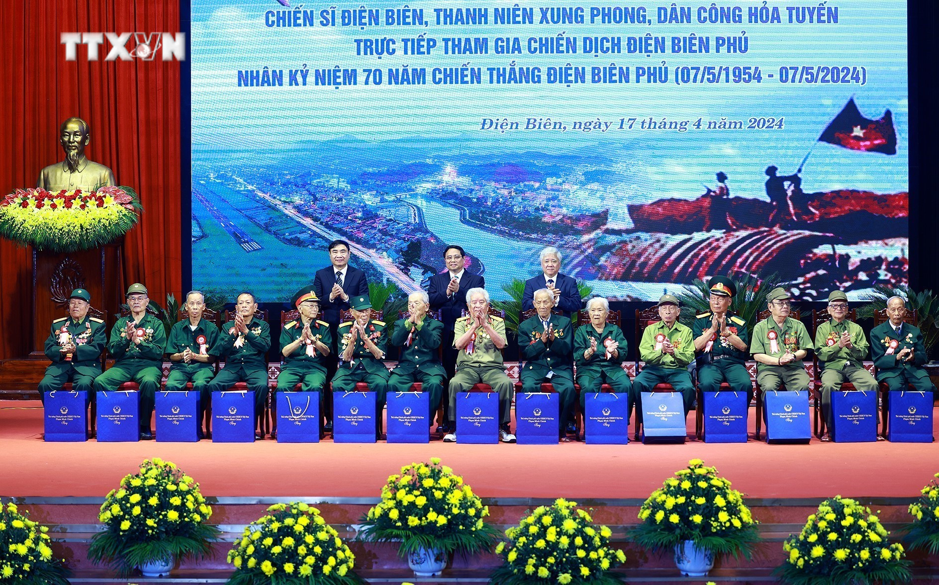 Thủ tướng Phạm Minh Chính tặng quà cho Chiến sĩ Điện Biên, thanh niên xung phong, dân công hỏa tuyến trực tiếp tham gia Chiến dịch Điện Biên Phủ. Ảnh: Dương Giang-TTXVN vna_potal__70_nam_chien_thang dien_bien_phu_thu_tuong_pham_minh_chinh_gap_mat_tri_an_cac_chien_si_dien_bien_17-04-2024_0932_7326819.jpg