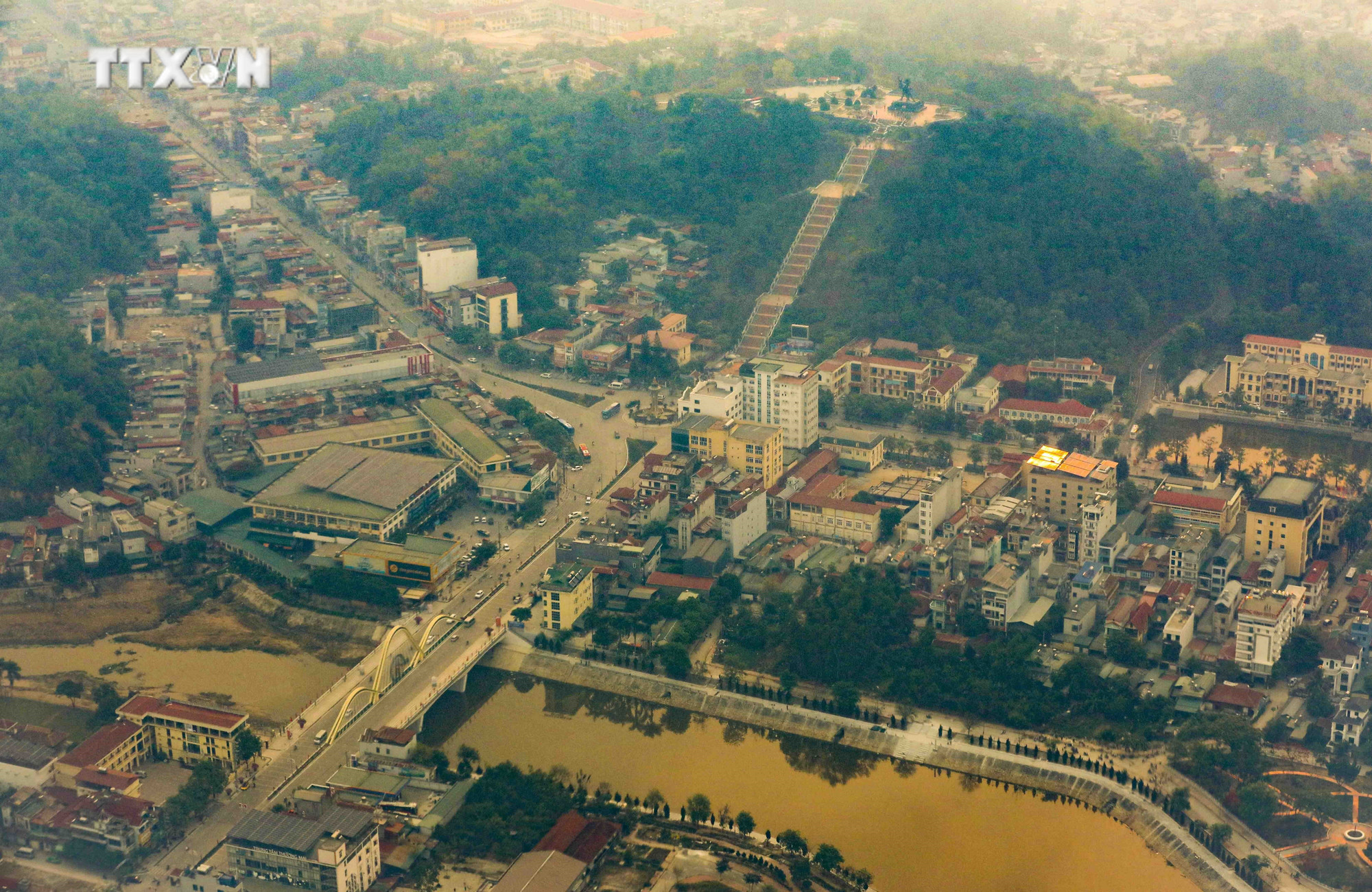 Một góc thành phố Điện Biên Phủ. Ảnh: Xuân Tư - TTXVN vna_potal_70_nam_chien_thang_dien_bien_phu_ngam_thung_lung_muong_thanh_tu_truc_thang_cua_khong_quan_viet_nam_7339028.jpg