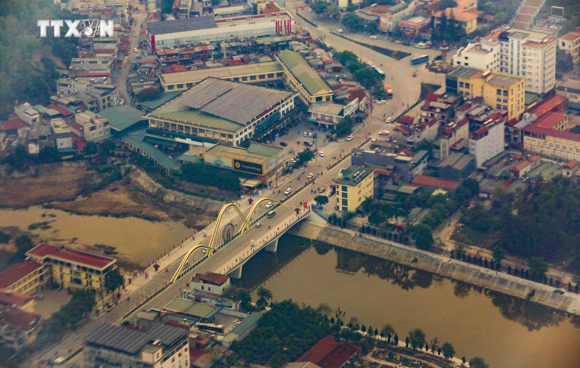 Cầu Thanh Bình, công trình chào mừng kỷ niệm 70 năm Chiến thắng Điện Biên Phủ mới được hoàn thành. Ảnh: Xuân Tư - TTXVN vna_potal_70_nam_chien_thang_dien_bien_phu_ngam_thung_lung_muong_thanh_tu_truc_thang_cua_khong_quan_viet_nam_7339040.jpg