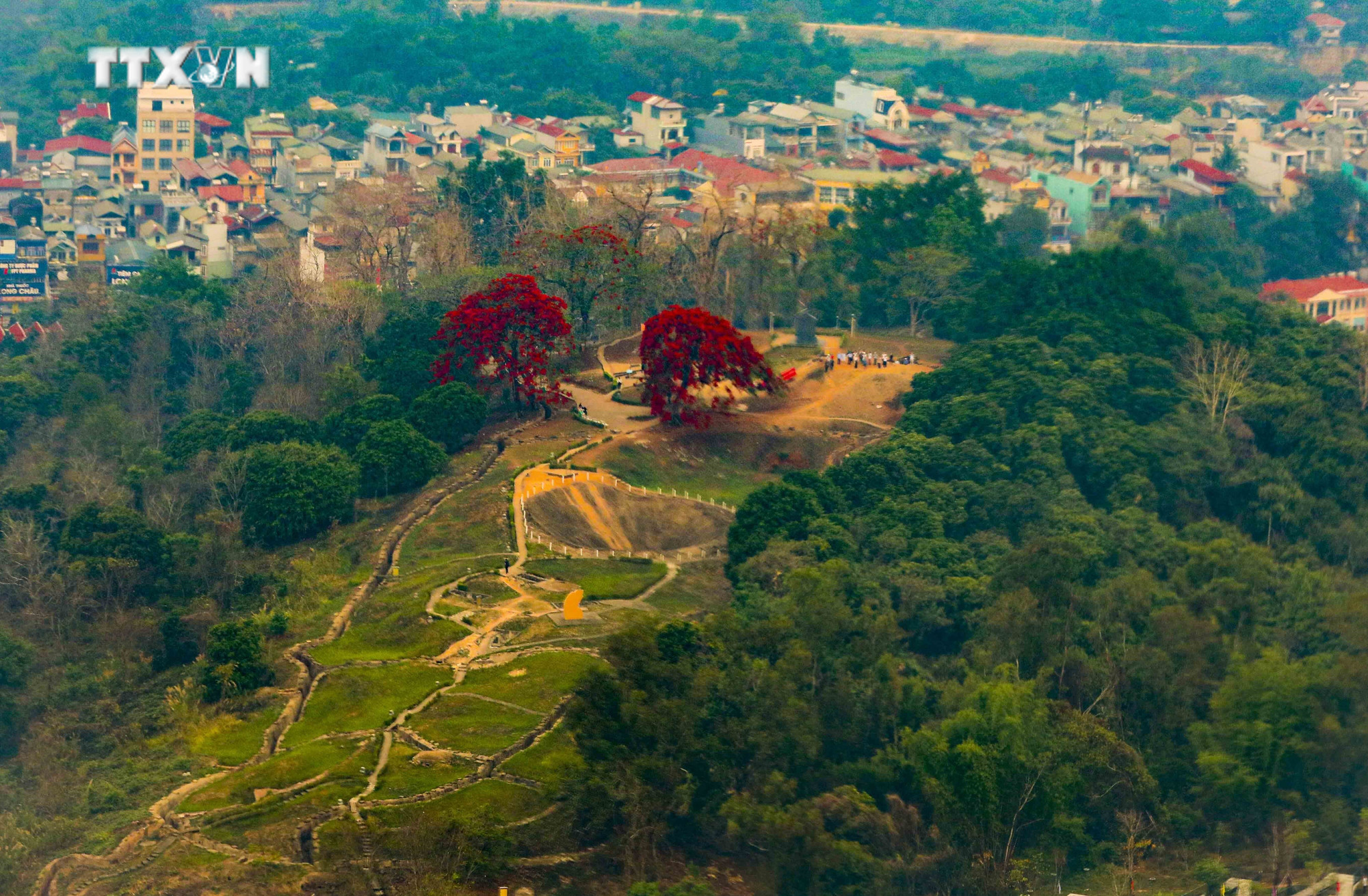 Di tích Đồi A1. Ảnh: Xuân Tư - TTXVN vna_potal_70_nam_chien_thang_dien_bien_phu_ngam_thung_lung_muong_thanh_tu_truc_thang_cua_khong_quan_viet_nam_7339032.jpg