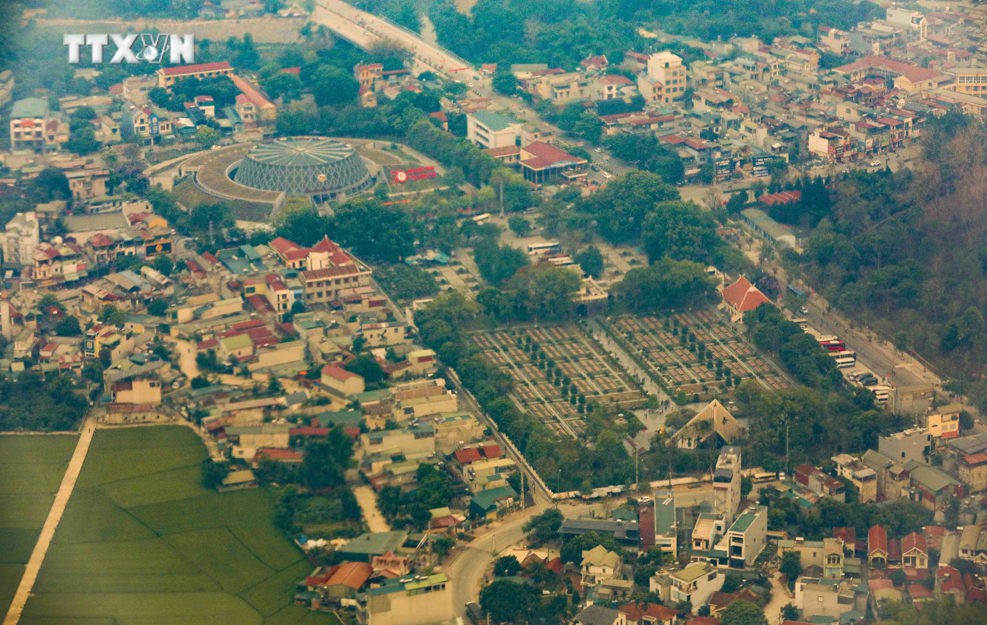 Nghĩa trang liệt sĩ A1 và Bảo tàng Chiến thắng lịch sử Điện Biên Phủ. Ảnh: Xuân Tư - TTXVN vna_potal_70_nam_chien_thang_dien_bien_phu_ngam_thung_lung_muong_thanh_tu_truc_thang_cua_khong_quan_viet_nam_7339030.jpg
