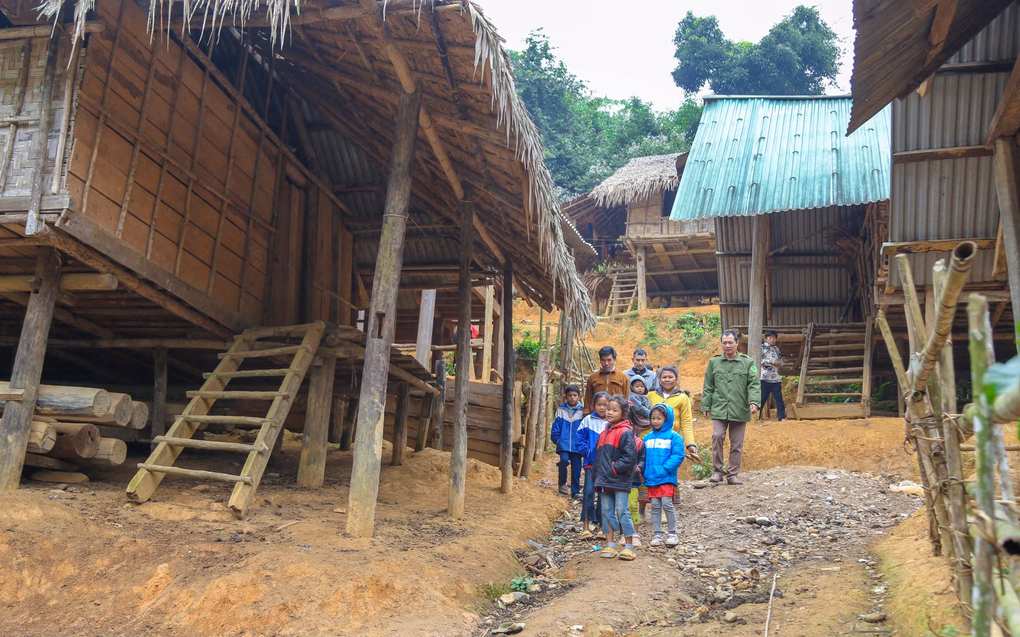 5. ngoài giờ lên lớp các thầy thường đến các gia đình thăm hỏi, chỉ dạy them cho các em (1).JPG