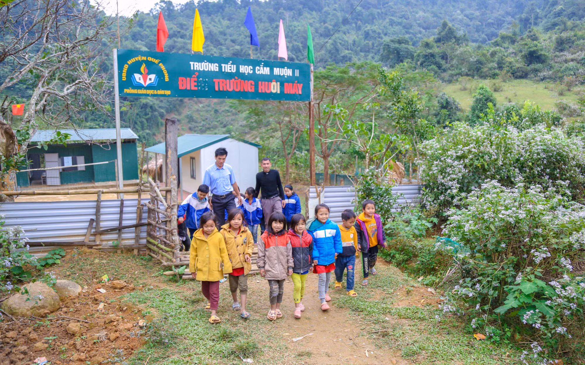 1, Điểm trường Huồi Máy là nơi học tập của 19 học sinh tiểu học. Điểm trường có 2 thầy giáo cắm bản phụ trách..JPG