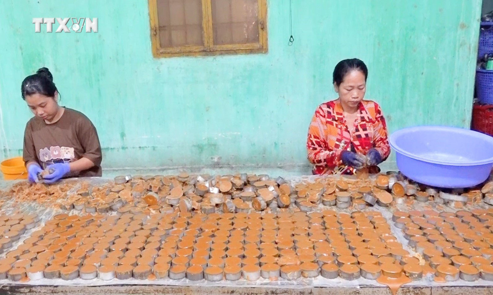 Chế biến đường thốt nốt tại cơ sở đường thốt nốt Lan Nhi, thị xã Tịnh Biên, tỉnh An Giang. Ảnh: Công Mạo - TTXVN vna_potal_an_giang_mua_nau_duong_thot_not_7327295.jpg