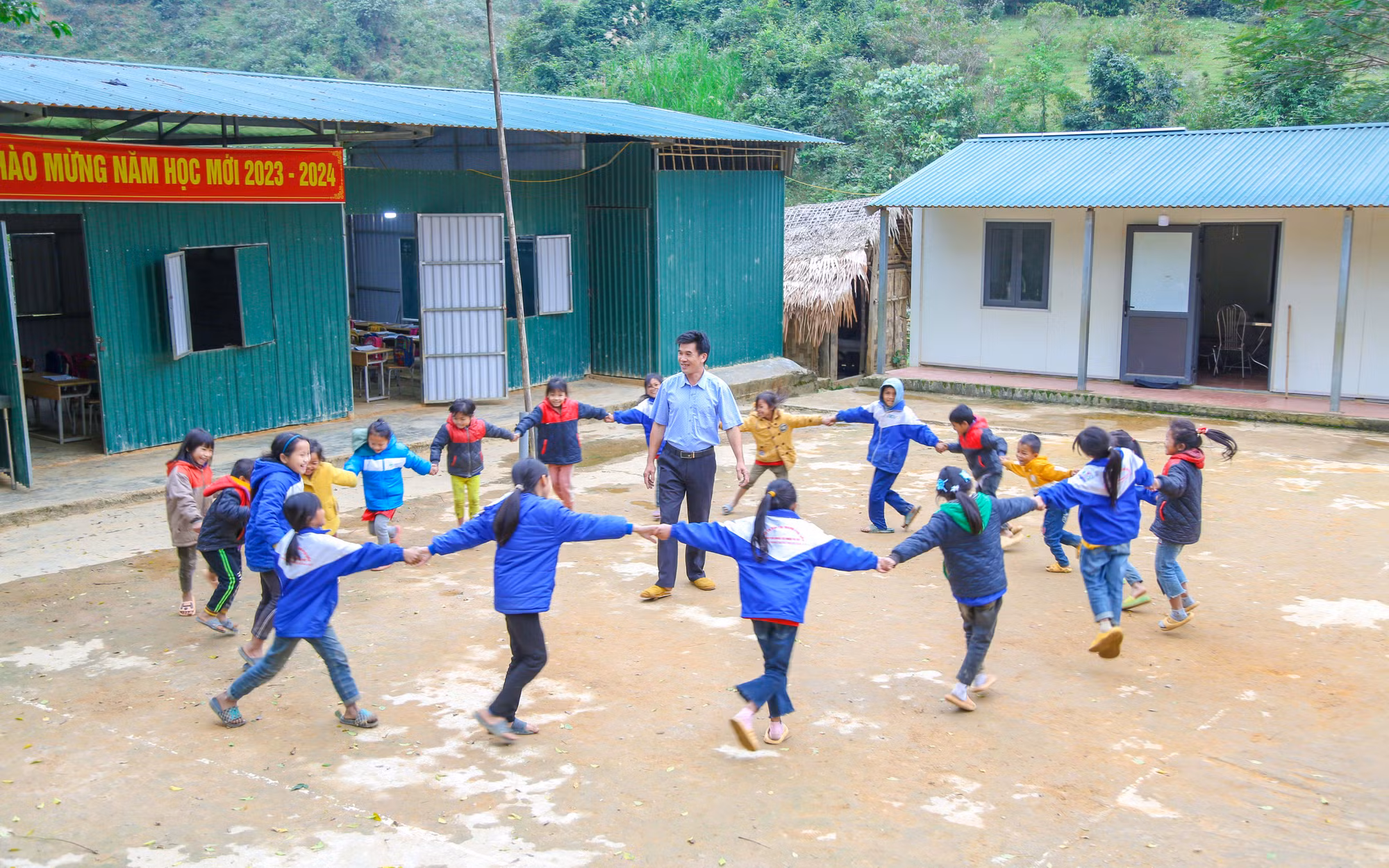 5. Giờ ra chơi của thầy và trò ở điểm trường Huồi Máy.JPG