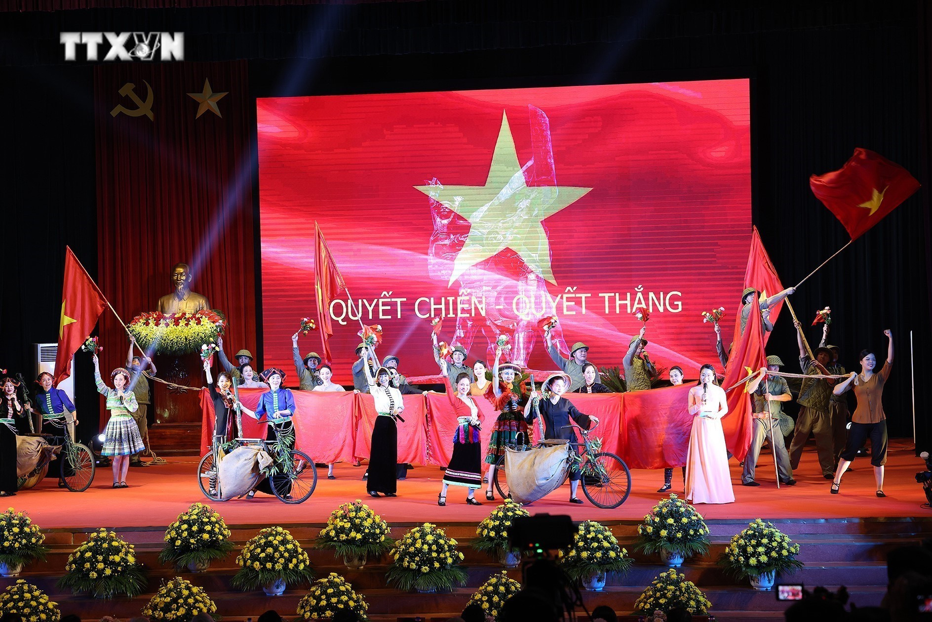 Chương trình nghệ thuật chào mừng. Ảnh: Dương Giang-TTXVN vna_potal_thu_tuong_pham_minh_chinh_gap_mat_tri_an_cac_chien_si_dien_bien_7326579.jpg