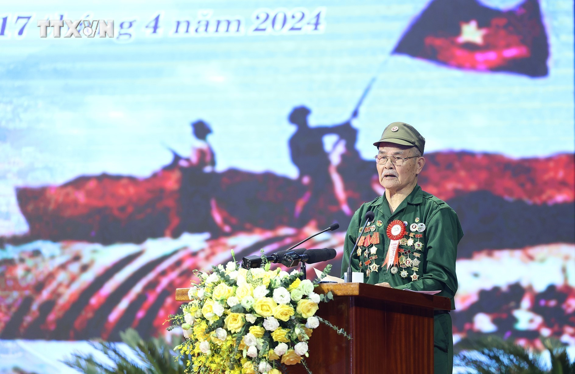 Cựu chiến binh, Chiến sĩ Điện Biên Bùi Kim Điều (sinh năm 1930, hiện đang sinh sống tại phố 9, phường Him Lam, thành phố Điện Biên Phủ) phát biểu. Ảnh: Dương Giang-TTXVN vna_potal_thu_tuong_pham_minh_chinh_gap_mat_tri_an_cac_chien_si_dien_bien_7326681.jpg