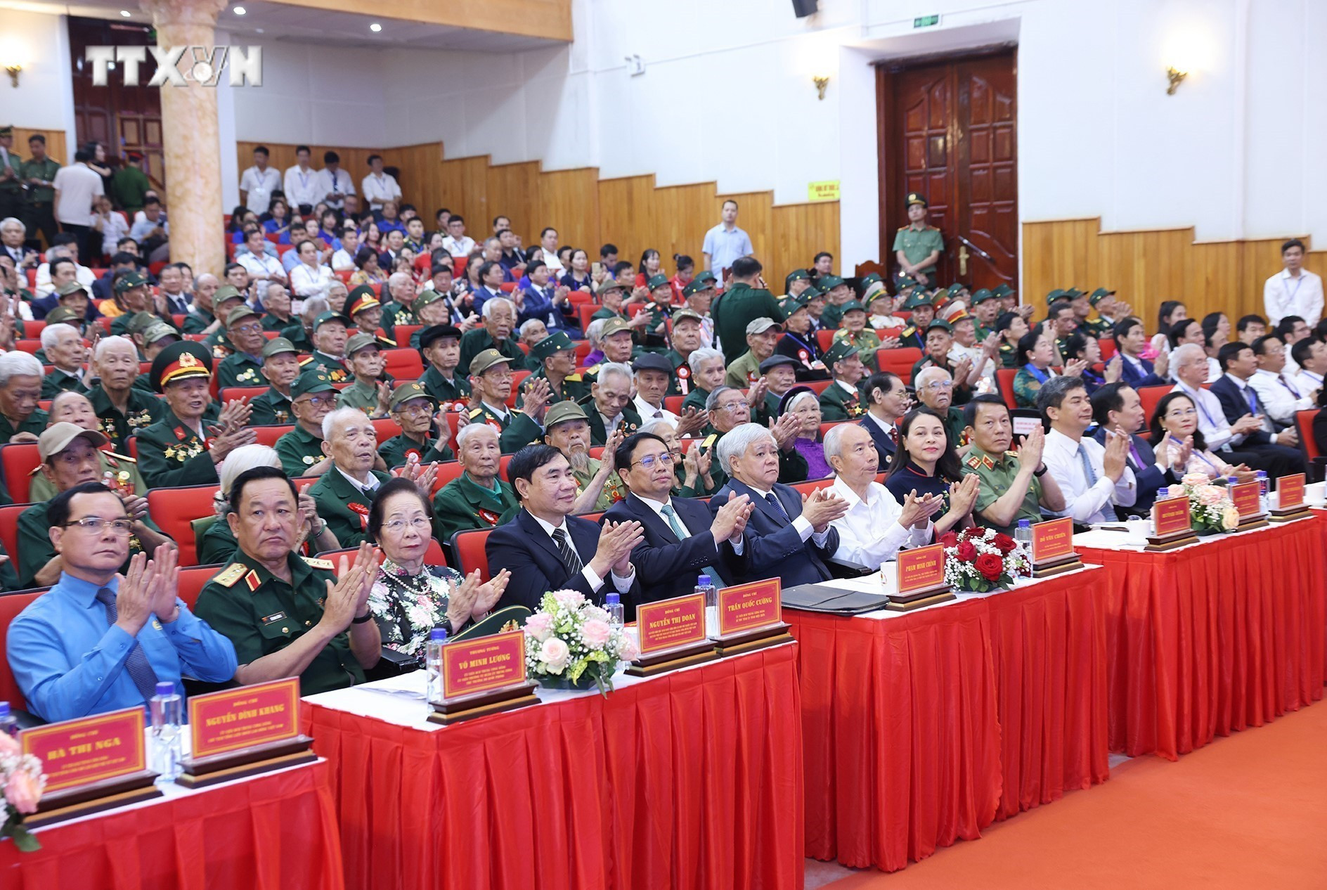 Thủ tướng Phạm Minh Chính và các đại biểu tham dự buổi gặp mặt, tri ân Chiến sĩ Điện Biên, thanh niên xung phong, dân công hỏa tuyến tham gia Chiến dịch Điện Biên Phủ. Ảnh: Dương Giang-TTXVN vna_potal_thu_tuong_pham_minh_chinh_gap_mat_tri_an_cac_chien_si_dien_bien_7326580.jpg