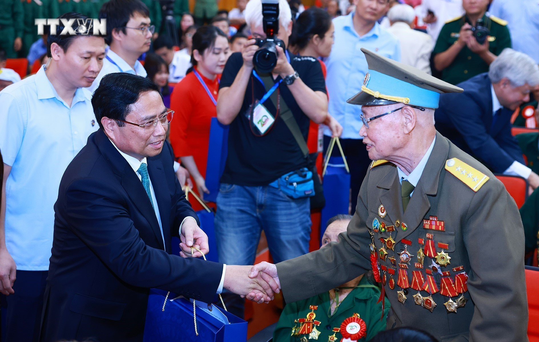 Thủ tướng Phạm Minh Chính tặng quà tri ân các Chiến sĩ Điện Biên. Ảnh: Dương Giang-TTXVN vna_potal_thu_tuong_pham_minh_chinh_gap_mat_tri_an_cac_chien_si_dien_bien_7326823.jpg