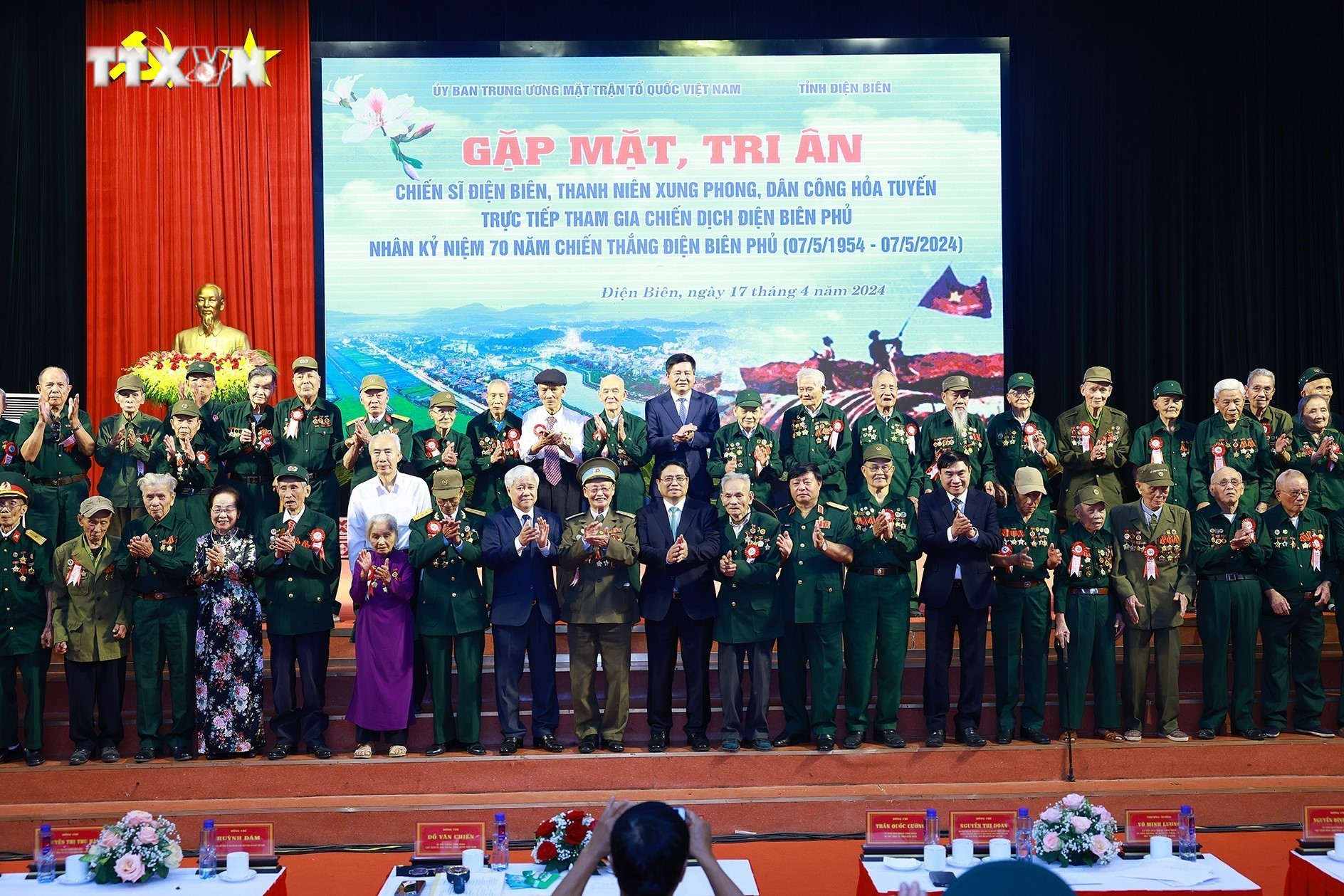 Thủ tướng Phạm Minh Chính với các Chiến sĩ Điện Biên, thanh niên xung phong, dân công hỏa tuyến trực tiếp tham gia Chiến dịch Điện Biên Phủ. Ảnh: Dương Giang-TTXVN vna_potal_thu_tuong_pham_minh_chinh_gap_mat_tri_an_cac_chien_si_dien_bien_7326820.jpg