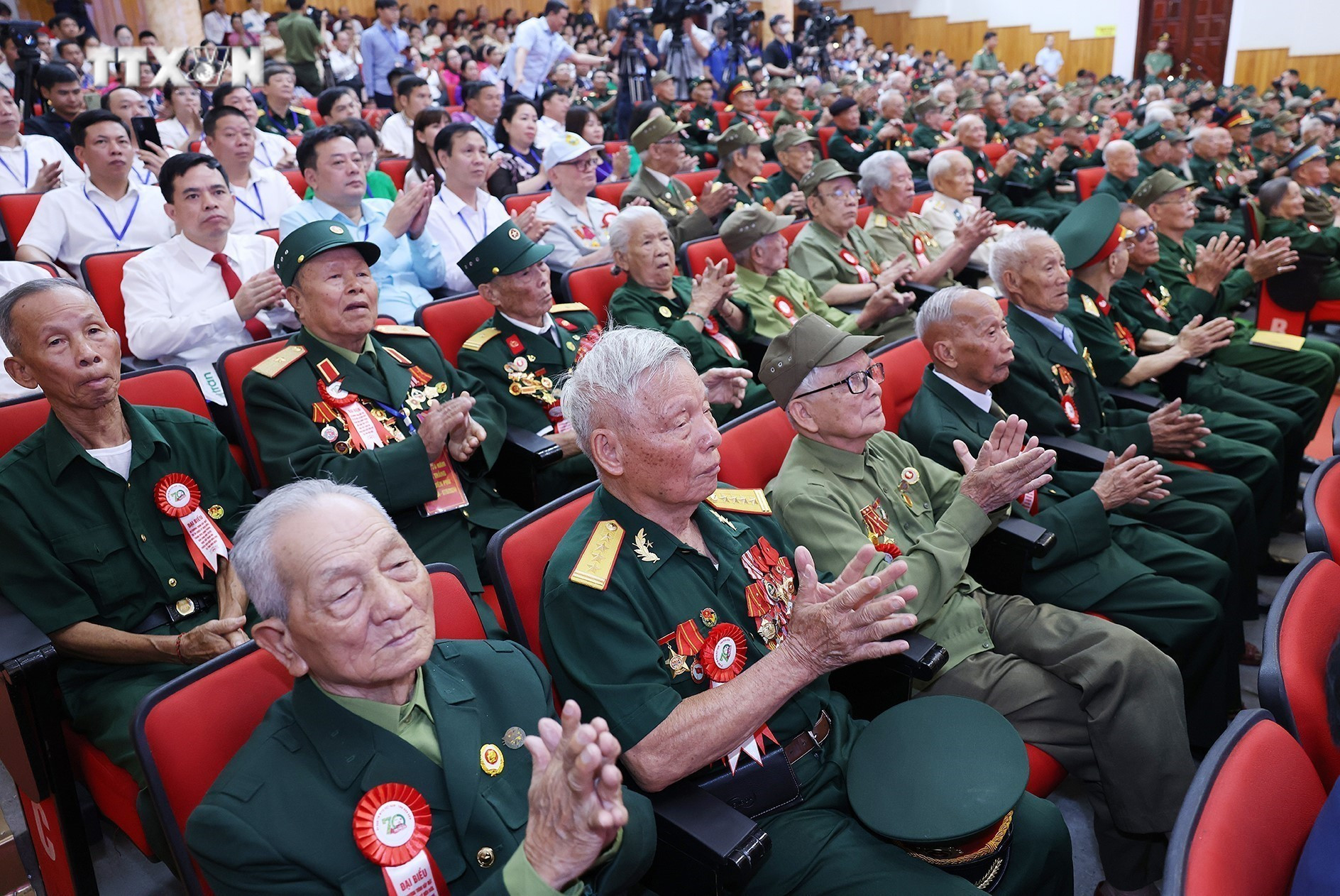 Chiến sĩ Điện Biên, thanh niên xung phong, dân công hỏa tuyến tham dự buổi gặp. Ảnh: Dương Giang-TTXVN vna_potal_thu_tuong_pham_minh_chinh_gap_mat_tri_an_cac_chien_si_dien_bien_7326566.jpg