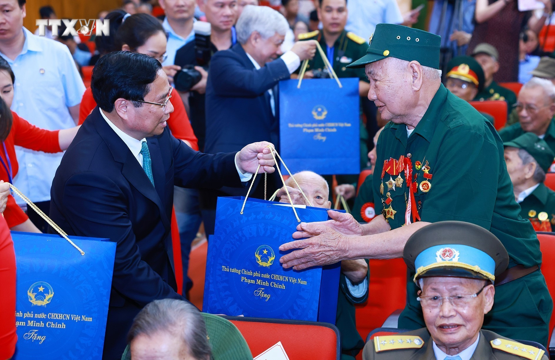 Thủ tướng Phạm Minh Chính tặng quà tri ân các Chiến sĩ Điện Biên, thanh niên xung phong, dân công hỏa tuyến trực tiếp tham gia Chiến dịch Điện Biên Phủ. Ảnh: Dương Giang-TTXVN vna_potal_thu_tuong_pham_minh_chinh_gap_mat_tri_an_cac_chien_si_dien_bien_7326824.jpg