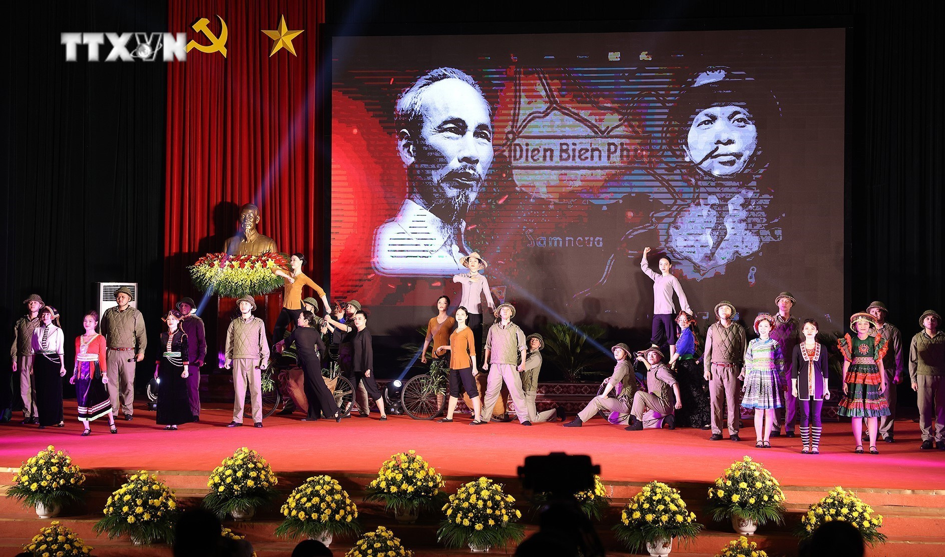 Chương trình nghệ thuật chào mừng. Ảnh: Dương Giang-TTXVN vna_potal_thu_tuong_pham_minh_chinh_gap_mat_tri_an_cac_chien_si_dien_bien_7326574.jpg