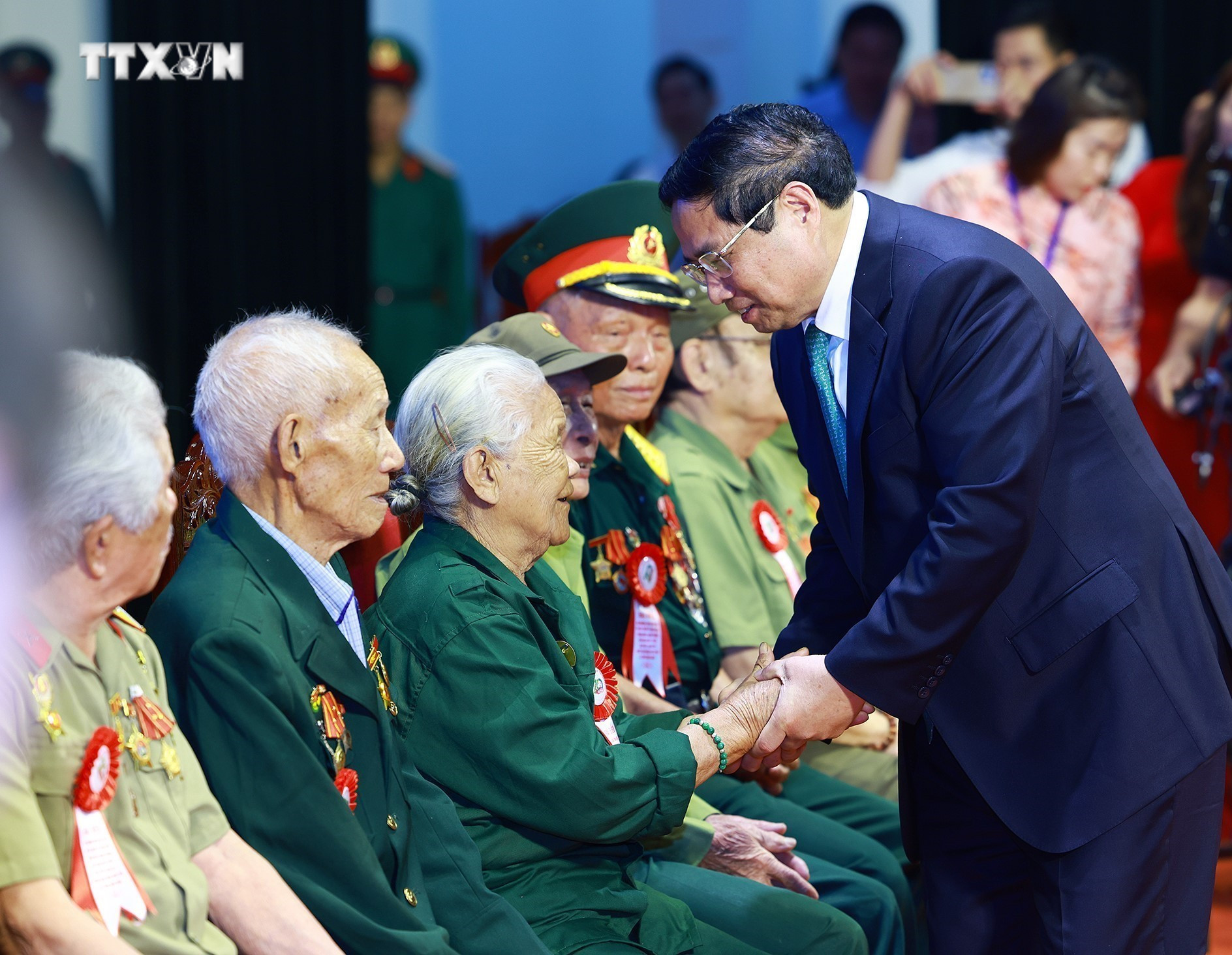 Thủ tướng Phạm Minh Chính gặp mặt, tri ân Chiến sĩ Điện Biên, thanh niên xung phong, dân công hỏa tuyến trực tiếp tham gia Chiến dịch Điện Biên Phủ. Ảnh: Dương Giang-TTXVN vna_potal_thu_tuong_pham_minh_chinh_gap_mat_tri_an_cac_chien_si_dien_bien_7326817.jpg