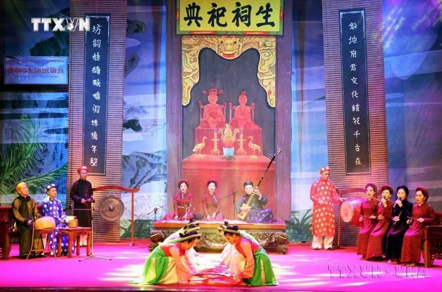 Năm 2009, nghệ thuật Ca trù của Việt Nam chính thức được UNESCO công nhận là Di sản văn hóa phi vật thể cần được bảo vệ khẩn cấp của nhân loại. Ảnh: Công Tường - TTXVN vna_potal_ngay_di_san_van_hoa_viet_nam_2311_gop_phan_to_tham_hinh_anh_viet_nam_voi_the_gioi_7087881.jpg