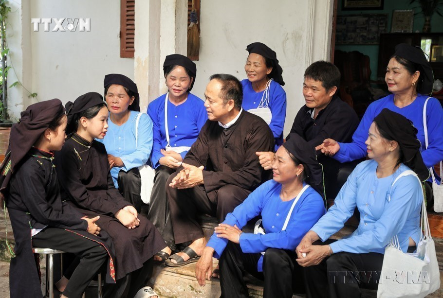 Nghệ nhân Ưu tú Lâm Minh Sập, người Sán Chí (thuộc nhóm dân tộc Sán Chay), thôn Cống, xã Kiên Lao, huyện Lục Ngạn (Bắc Giang) truyền dạy hát dân ca Sán Chí cho các thành viên câu lạc bộ. Dân ca Sán Chỉ được đưa vào Danh mục Di sản văn hóa phi vật thể Quốc gia năm 2012 để bảo tồn, phát huy. Ảnh: Danh Lam-TTXVN vna_potal_ngay_di_san_van_hoa_viet_nam_2311_gop_phan_to_tham_hinh_anh_viet_nam_voi_the_gioi_7087879.jpg