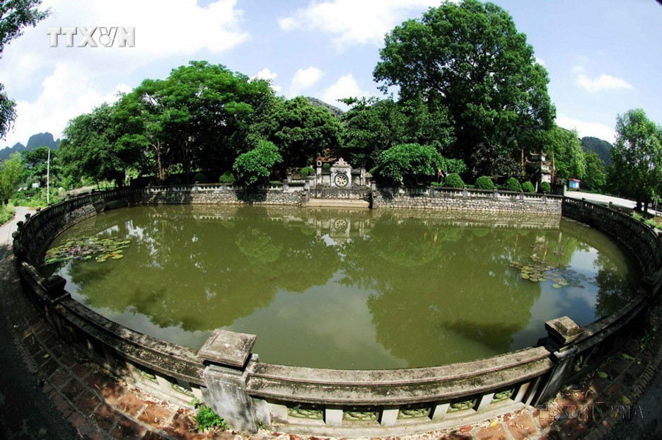 Hồ bán nguyệt tại đền thờ Vua Đinh Tiên Hoàng, nơi lưu dấu nhiều giá trị văn hóa, lịch sử, nghệ thuật kiến trúc, tâm linh. Ảnh: Minh Đức - TTXVN vna_potal_10_nam_quan_the_danh_thang_trang_an_duoc_unesco_ghi_danh_la_di_san_van_hoa_va_thien_nhien_the_gioi_7337236.jpg