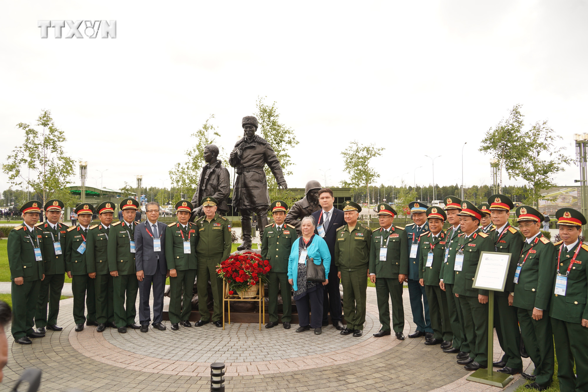Đoàn đại biểu cấp cao Bộ Quốc phòng Việt Nam chụp ảnh lưu niệm tại Tượng đài tưởng niệm các chiến sĩ tình nguyện quốc tế Việt Nam tham gia chiến đấu bảo vệ thủ đô Moskva trong Chiến tranh Vệ quốc Vĩ đại (1941 - 1945). Ảnh: Duy Trinh - PV TTXVN tại LB Nga vna_potal_lb_nga_dung_tuong_vinh_danh_cac_chien_si_tinh_nguyen_quoc_te_viet_nam_7534565.jpg
