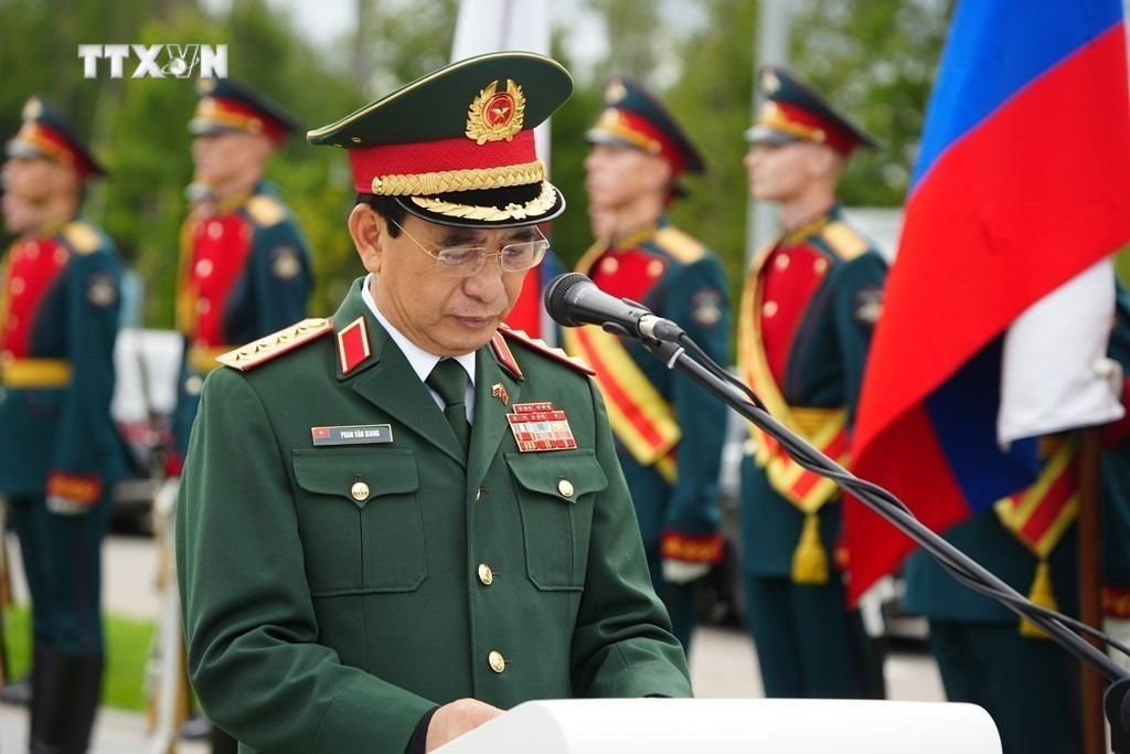 Bộ trưởng Quốc phòng Phan Văn Giang phát biểu tại Lễ khánh thành Tượng đài tưởng niệm các chiến sĩ tình nguyện quốc tế Việt Nam tham gia chiến đấu bảo vệ thủ đô Moskva trong Chiến tranh Vệ quốc Vĩ đại (1941-1945). Ảnh: Duy Trinh - PV TTXVN tại LB Nga vna_potal_lb_nga_dung_tuong_vinh_danh_cac_chien_si_tinh_nguyen_quoc_te_viet_nam_7534573.jpg
