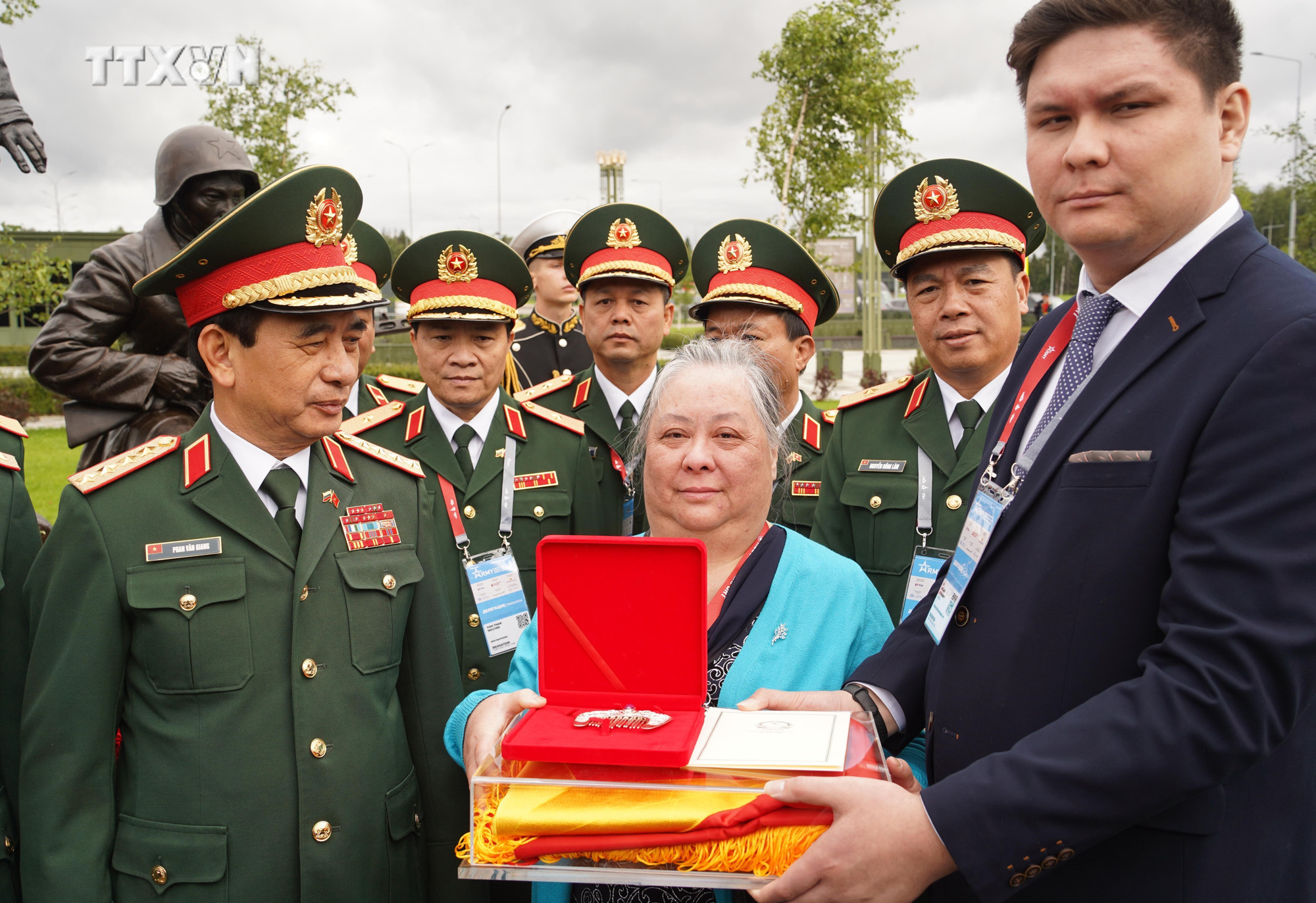 Đại tướng Phan Văn Giang thăm hỏi, động viên bà Lê Thị Phượng, con gái một trong những chiến sĩ tham gia bảo vệ Moskva là Lý Phú San (tên thật là Lê Phan Chăn). Ảnh: Duy Trinh - PV TTXVN tại LB Nga vna_potal_lb_nga_dung_tuong_vinh_danh_cac_chien_si_tinh_nguyen_quoc_te_viet_nam_7534570.jpg