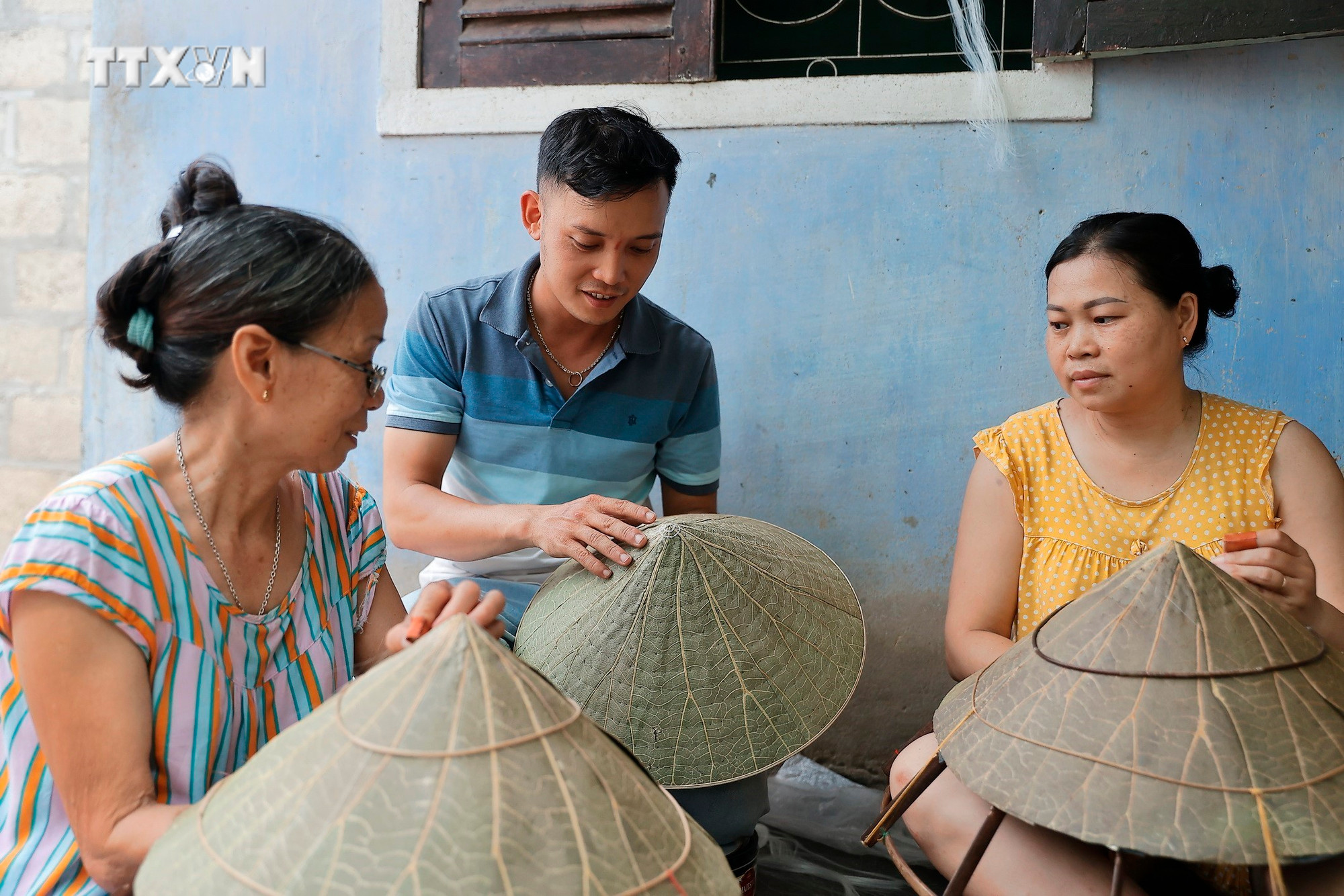 vna_potal_du_lich_viet_nam_non_la_sen_san_pham_doc_dao_xu_hue_7540418.jpg