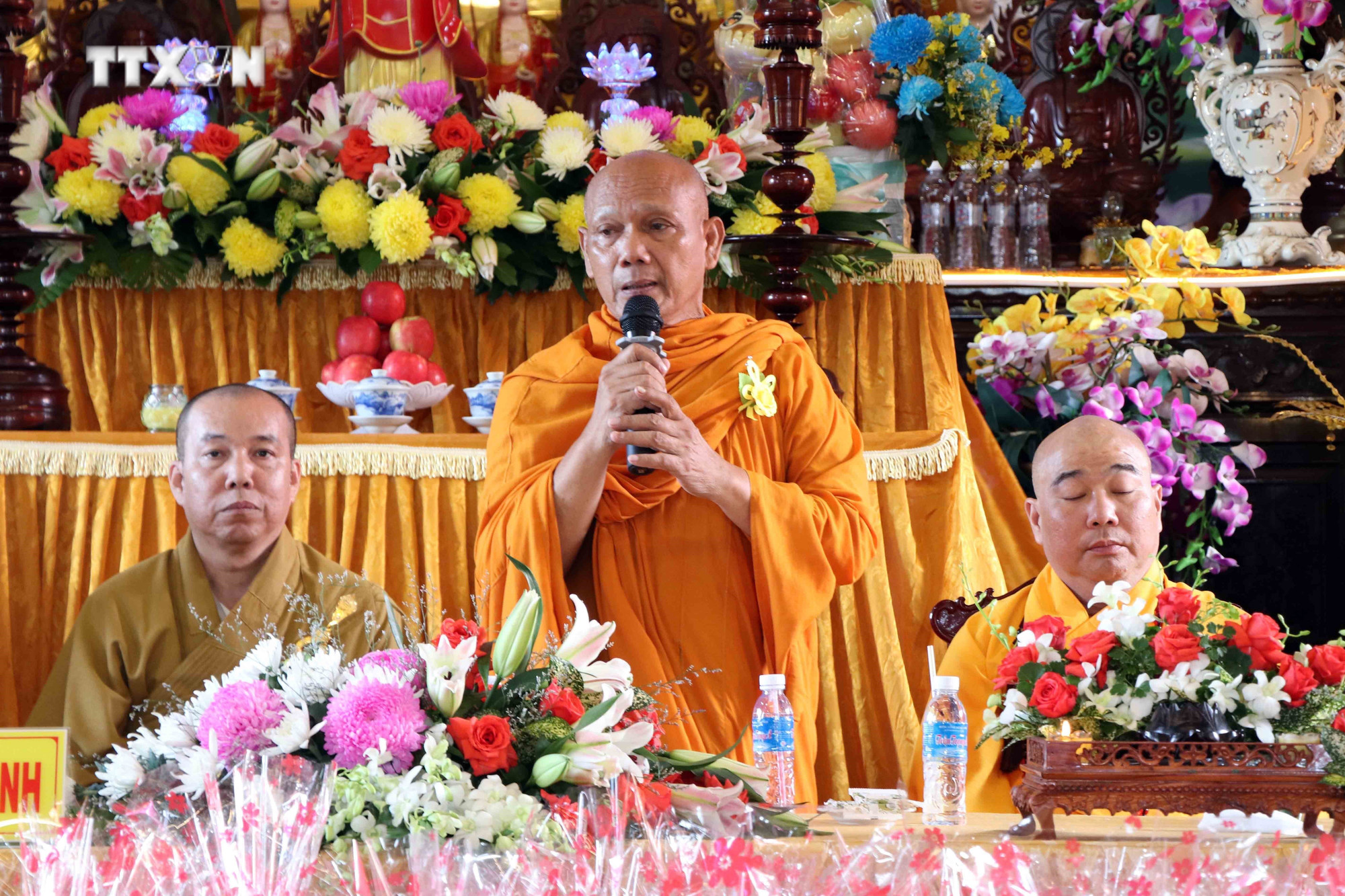 Hòa thượng Thạch Hà, Trưởng ban Trị sự Giáo hội Phật giáo Việt Nam tỉnh Cà Mau nhắc nhở các Phật tử phải luôn tưởng nhớ, báo hiếu, báo ân tổ tiên, ông, bà, cha, mẹ nhằm phát huy truyền thống tốt đẹp của dân tộc Việt Nam. Ảnh: Kim Há-TTXVN vna_potal_dai_le_vu_lan_bao_hieu_va_dang_cung_phap_y_tai_chua_lien_hoa_6947284.jpg