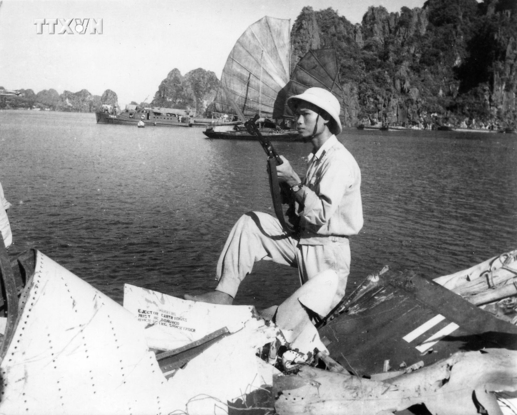 Bộ đội ta bên xác máy bay phản lực A4D, do Trung uý Hải quân Mỹ Everett Alvarez lái, bị bắn hạ tại Cửa Lục, thị xã Hòn Gai (Quảng Ninh) ngày 5/8/1964. Ảnh: TTXVN vna_potal_ky_niem_60_nam_chien_thang_tran_dau_cua_hai_quan_nhan_dan_viet_nam_7516842.jpg