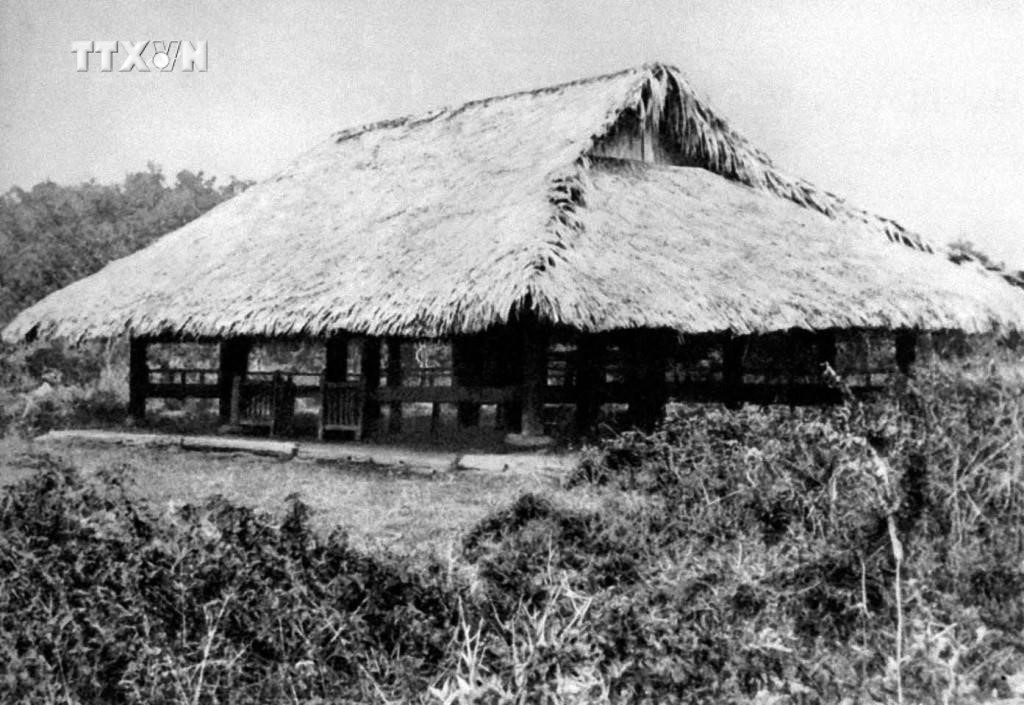 Đình Tân Trào, huyện Sơn Dương (Tuyên Quang), nơi diễn ra Đại hội Quốc dân do Việt Minh triệu tập, ngày 16/8/1945, thông qua “10 chính sách lớn của Việt Minh”; thông qua “Lệnh tổng khởi nghĩa”; quy định quốc kỳ, quốc ca; thành lập Ủy ban Dân tộc giải phóng Trung ương, tức Chính phủ Lâm thời do đồng chí Hồ Chí Minh làm Chủ tịch. Ảnh: Tư liệu TTXVN vna_potal_79_nam_cach_mang_thang_tam_va_quoc_khanh_2-9_1945_-_2024_moc_son_choi_loi_trong_lich_su_dan_toc_viet_nam_7537321.jpg
