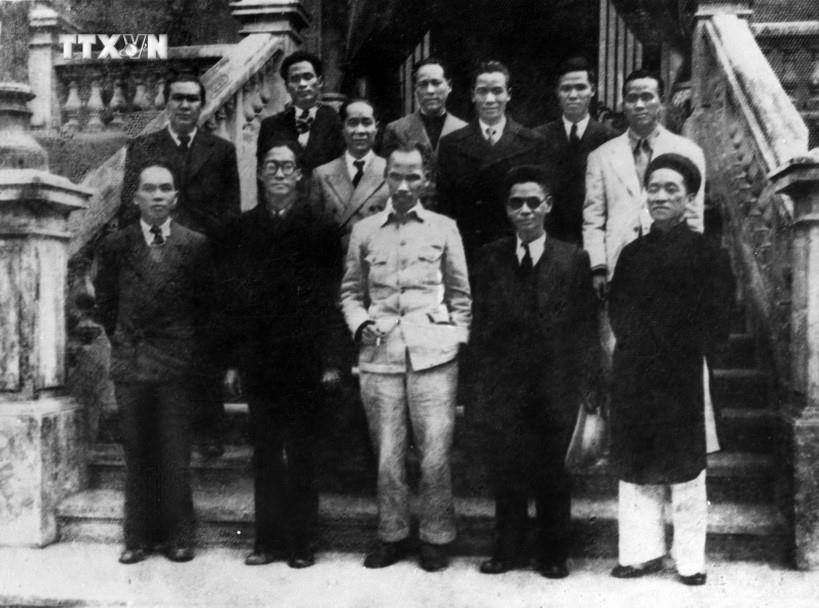 Chủ tịch Hồ Chí Minh và các thành viên Hội đồng Chính phủ lâm thời nước Việt Nam Dân chủ Cộng hòa ra mắt sau phiên họp đầu tiên, sáng 3/9/1945. Ảnh: TTXVN vna_potal_79_nam_cach_mang_thang_tam_va_quoc_khanh_2-9_1945_-_2024_moc_son_choi_loi_trong_lich_su_dan_toc_viet_nam_7537366.jpg