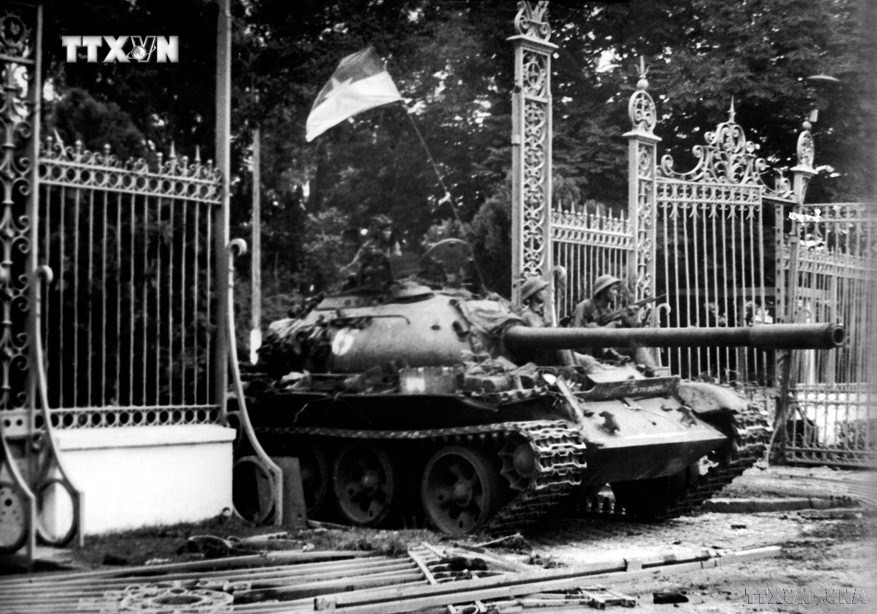 Ngày 30/4/1975, xe tăng quân Giải phóng băng qua cánh cổng sắt, đánh chiếm Phủ Tổng thống ngụy Sài Gòn, kết thúc oanh liệt cuộc trường chinh 30 năm chống ngoại xâm của dân tộc, thống nhất hoàn toàn đất nước. Ảnh: Mai Hưởng-TTXVN vna_potal_79_nam_cach_mang_thang_tam_va_quoc_khanh_2-9_1945_-_2024_moc_son_choi_loi_trong_lich_su_dan_toc_viet_nam_7537397.jpg