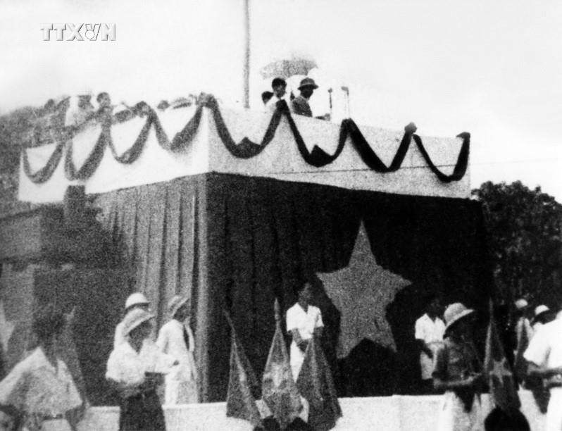 Sáng 2/9/1945, tại Quảng trường Ba Đình lịch sử, Chủ tịch Hồ Chí Minh đọc Tuyên ngôn Độc lập, khai sinh nước Việt Nam Dân chủ Cộng hòa, khẳng định trước quốc dân đồng bào và toàn thế giới: “Nước Việt Nam có quyền hưởng tự do và độc lập, và sự thực đã thành một nước tự do và độc lập. Toàn thể dân Việt Nam quyết đem tất cả tinh thần và lực lượng, tính mệnh và của cải để giữ vững quyền tự do và độc lập ấy”. Ảnh: TTXVN vna_potal_79_nam_cach_mang_thang_tam_va_quoc_khanh_2-9_1945_-_2024_moc_son_choi_loi_trong_lich_su_dan_toc_viet_nam_7537361.jpg
