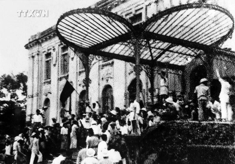 Ngày 19/8/1945, sau cuộc mít tinh tại Quảng trường Nhà hát Lớn, quần chúng nhân dân Thủ đô đã đánh chiếm Bắc Bộ phủ, cơ quan đầu não của chính quyền tay sai Pháp ở Bắc Bộ. Cách mạng tháng Tám là một bài học lịch sử, mở ra một thời đại mới ở Việt Nam, thời đại nhân dân Việt Nam làm chủ đất nước, làm chủ vận mệnh của chính mình. Ảnh: TTXVN vna_potal_79_nam_cach_mang_thang_tam_va_quoc_khanh_2-9_1945_-_2024_moc_son_choi_loi_trong_lich_su_dan_toc_viet_nam_7537353.jpg