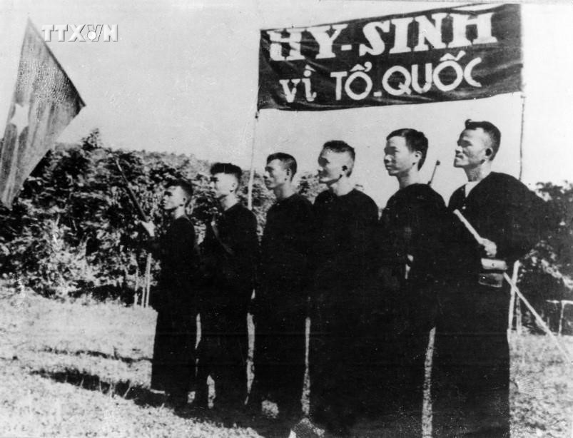 Đội du kích Ba Tơ thành lập ngày 14/3/1945 sau ngày khởi nghĩa Ba Tơ (Quảng Ngãi) nổ ra và giành thắng lợi (11/3/1945), thành lập chính quyền cách mạng của nhân dân, là lực lượng nòng cốt, trực tiếp tham gia chiến đấu trong tổng khởi nghĩa ở miền Trung, góp phần vào thắng lợi Cách mạng tháng Tám năm 1945. Ảnh: Tư liệu TTXVN vna_potal_79_nam_cach_mang_thang_tam_va_quoc_khanh_2-9_1945_-_2024_moc_son_choi_loi_trong_lich_su_dan_toc_viet_nam_7537329.jpg