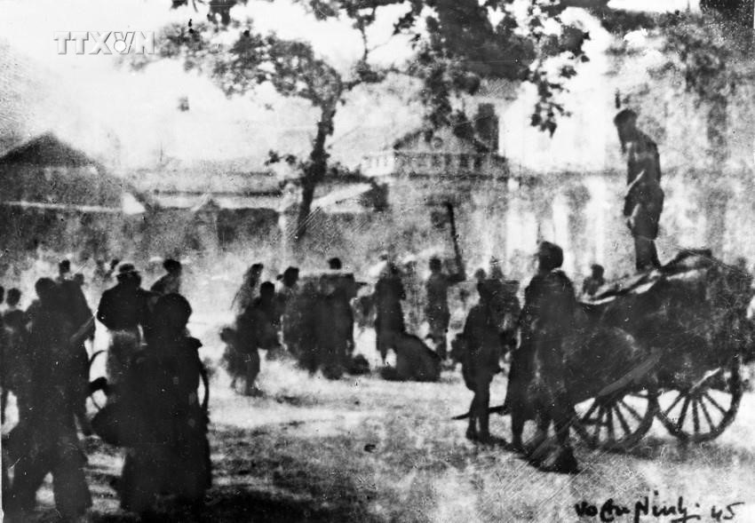 Ngày 9/3/1945, Nhật đảo chính Pháp, độc chiếm Đông Dương, Ban Thường vụ Trung ương Đảng ra chỉ thị “Nhật - Pháp bắn nhau và hành động của chúng ta”. Thực hiện Chỉ thị, một cao trào cách mạng đã xuất hiện ở nhiều nơi; khu giải phóng Việt Bắc gồm 6 tỉnh được thành lập kêu gọi đồng bào dũng cảm tiến lên dưới ngọn cờ của Việt Minh hãy “đem sức ta mà tự giải phóng cho ta”. Trong ảnh: Nhân dân ở nhiều địa phương nổi dậy đánh chiếm kho thóc Nhật để cứu đói. Ảnh: TTXVN vna_potal_79_nam_cach_mang_thang_tam_va_quoc_khanh_2-9_1945_-_2024_moc_son_choi_loi_trong_lich_su_dan_toc_viet_nam_7537324.jpg