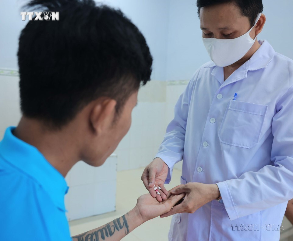 Nhân viên y tế cơ sở cai nghiện ma tuý tỉnh Khánh Hoà phát thuốc cho học viên mới đang trong giai đoạn cai nghiện (2024). Ảnh: Hoàng Hiếu - TTXVN vna_potal_ngay_toan_dan_phong_chong_ma_tuy_266_chung_mot_quyet_tam_-_vi_cong_dong_khong_ma_tuy__7437839.jpg