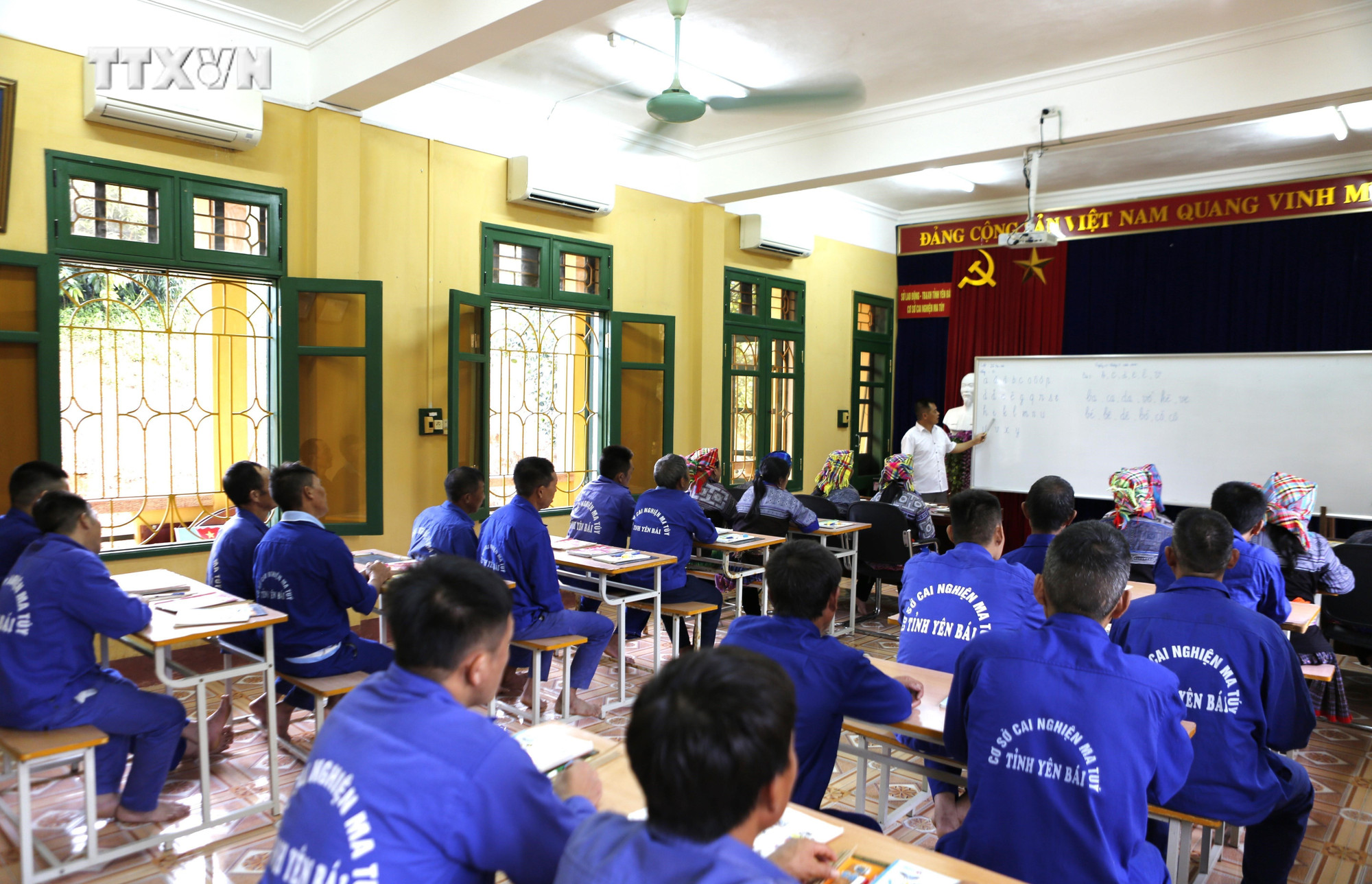 Lớp học tại Cơ sở Cai nghiện ma túy tỉnh Yên Bái. Ảnh: Tuấn Anh - TTXVN vna_potal_lop_hoc_dac_biet_tren_dao_cai_nghien_giua_long_ho_thac_ba_yen_bai_7452895.jpg