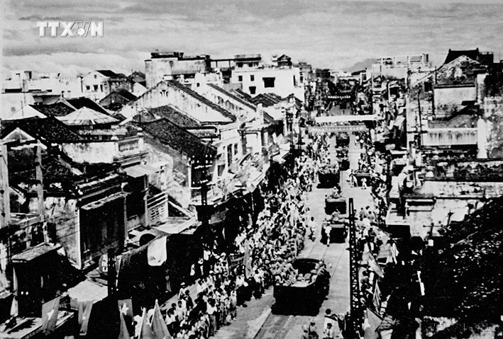 Nhân dân nhiệt liệt đón chào lực lượng cơ giới Quân đội nhân dân Việt Nam tiến vào trong ngày tiếp quản Thủ đô, sáng 10/10/1954. Ảnh: Tư liệu - TTXVN vna_potal_70_nam_giai_phong_thu_do_10101954_-_10102024_moc_son_lich_su_hao_hung_cua_nhan_dan_thu_do__7624546.jpg