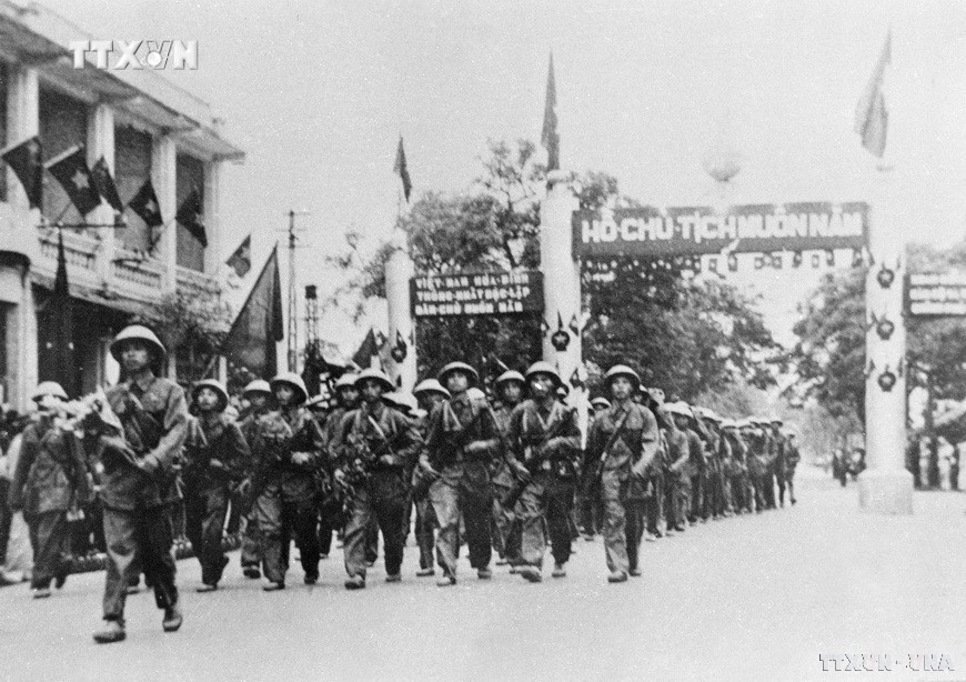 Trước sự mong chờ của nhân dân Thủ đô, sáng 10/10/54, cánh quân của Đại đoàn 308 Quân Tiên Phong từ các cửa ô tiến vào tiếp quản Thủ đô. Ảnh: Tư liệu TTXVN vna_potal_70_nam_giai_phong_thu_do_10101954_-_10102024_moc_son_lich_su_hao_hung_cua_nhan_dan_thu_do__7624536.jpg