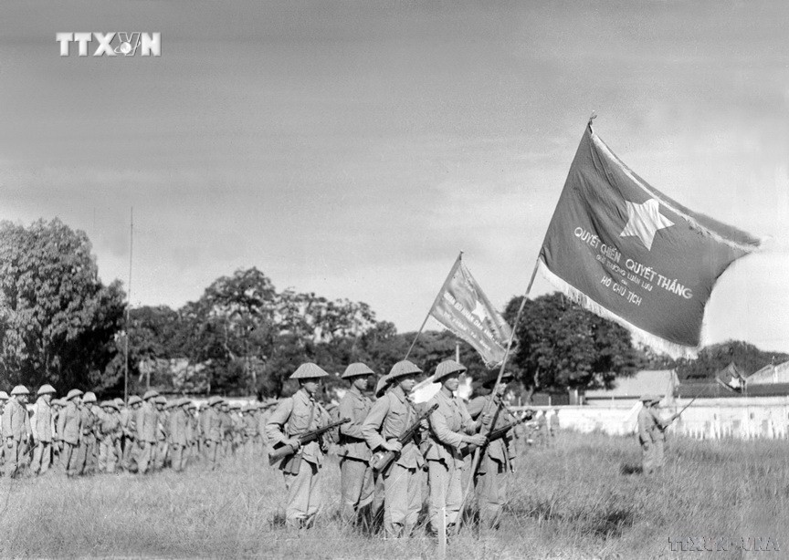 Một đơn vị của Trung đoàn Thủ đô với lá cờ "Quyết chiến, Quyết thắng" của Chủ tịch Hồ Chí Minh tặng tham dự Lễ chào cờ đầu tiên trong Ngày giải phóng Thủ đô, diễn ra tại sân Cột Cờ (nay là Đoan Môn - Hoàng thành Thăng Long) vào lúc 15 giờ, ngày 10/10/1954. Ảnh: Tư liệu TTXVN vna_potal_70_nam_giai_phong_thu_do_10101954_-_10102024_moc_son_lich_su_hao_hung_cua_nhan_dan_thu_do__7624556.jpg