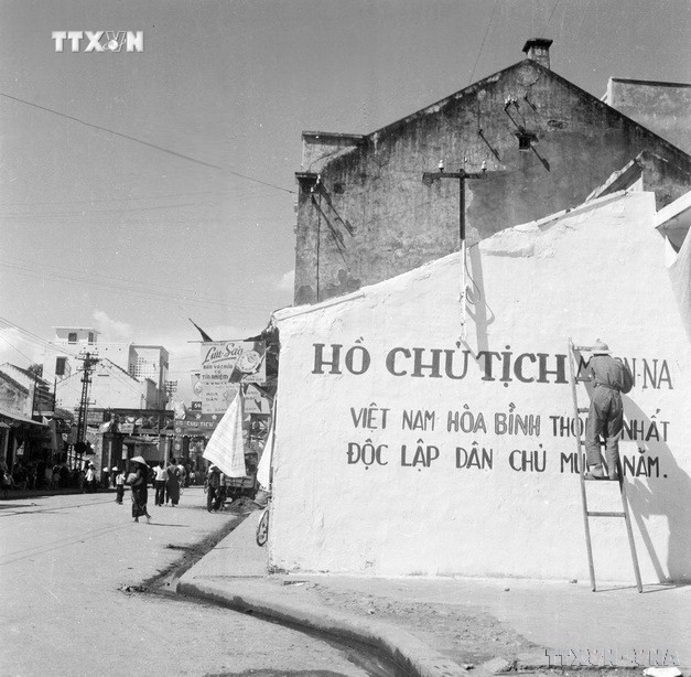 Nhân dân viết khẩu hiệu đón chào bộ đội về giải phóng Thủ đô (1954). Ảnh: Tư liệu TTXVN vna_potal_70_nam_giai_phong_thu_do_10101954_-_10102024_moc_son_lich_su_hao_hung_cua_nhan_dan_thu_do__7624525.jpg