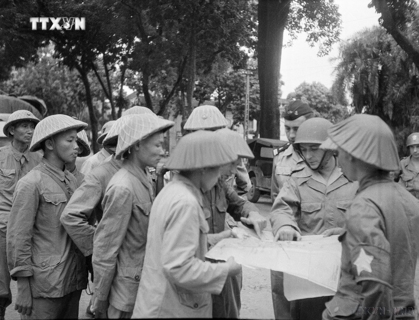 Chiến sĩ Quân đội nhân dân Việt Nam tiếp quản các công sở từ quân Pháp trong ngày 9/10/1954. Ảnh: Tư liệu TTXVN vna_potal_70_nam_giai_phong_thu_do_10101954_-_10102024_moc_son_lich_su_hao_hung_cua_nhan_dan_thu_do__7624529.jpg