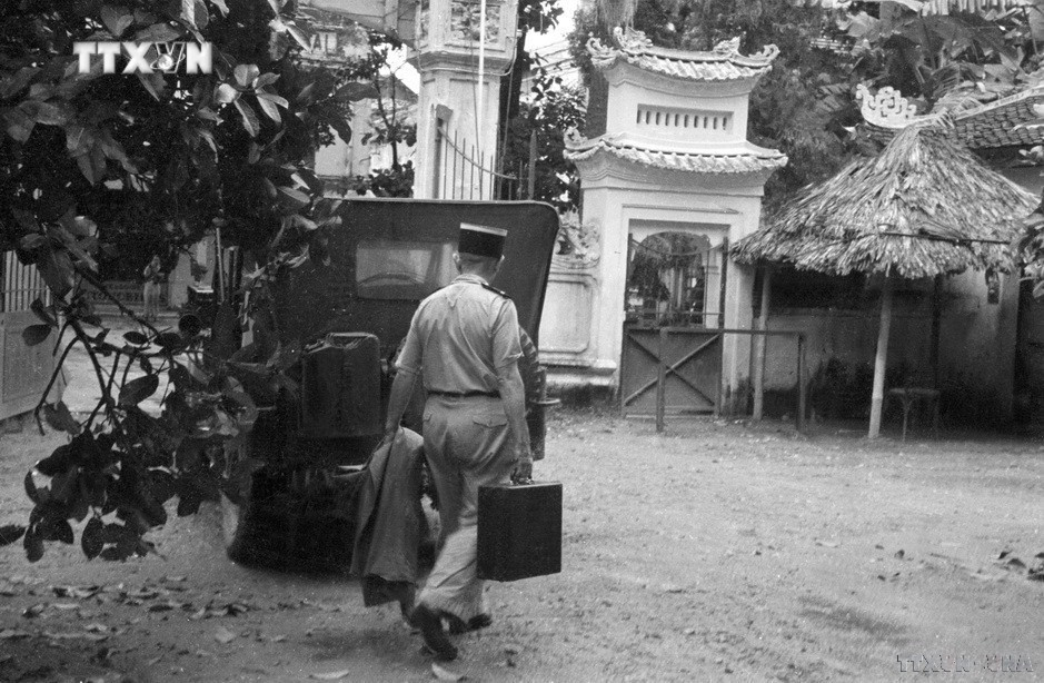 Một sĩ quan Pháp lủi thủi xách vali lên xe để rút lui khỏi Hà Nội, sáng 9/10/1954. Ảnh: Tư liệu TTXVN vna_potal_70_nam_giai_phong_thu_do_10101954_-_10102024_moc_son_lich_su_hao_hung_cua_nhan_dan_thu_do__7624526.jpg