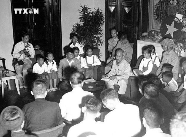 Chủ tịch Hồ Chí Minh tiếp các đại biểu nhân dân Thủ đô, ngày 16/10/1954. Ảnh: Tư liệu TTXVN vna_potal_70_nam_giai_phong_thu_do_10101954_-_10102024_moc_son_lich_su_hao_hung_cua_nhan_dan_thu_do__7624562.jpg