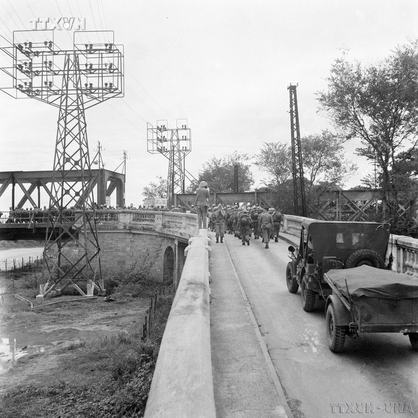 Những người lính Pháp cuối cùng rút qua cầu Long Biên để xuống Hải Phòng, chiều 9/10/1954. Ảnh: Tư liệu TTXVN vna_potal_70_nam_giai_phong_thu_do_10101954_-_10102024_moc_son_lich_su_hao_hung_cua_nhan_dan_thu_do__7624532.jpg