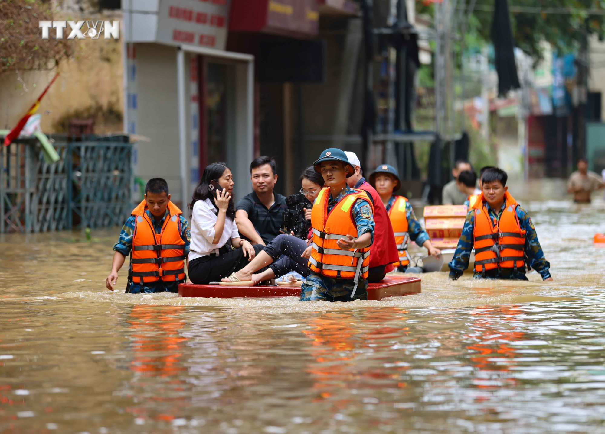 Quân đội huy động người và phương tiện giúp dân di chuyển ra khỏi vùng ngập. Ảnh: Thanh Tùng - TTXVN vna_potal_ha_noi_cong_an_quan_doi_ho_tro_nguoi_dan_xa_bat_trang_di_chuyen_khoi_vung_ngap_7590840.jpg